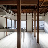 台東区日本堤の賃貸物件/リビング。窓が多く明るい