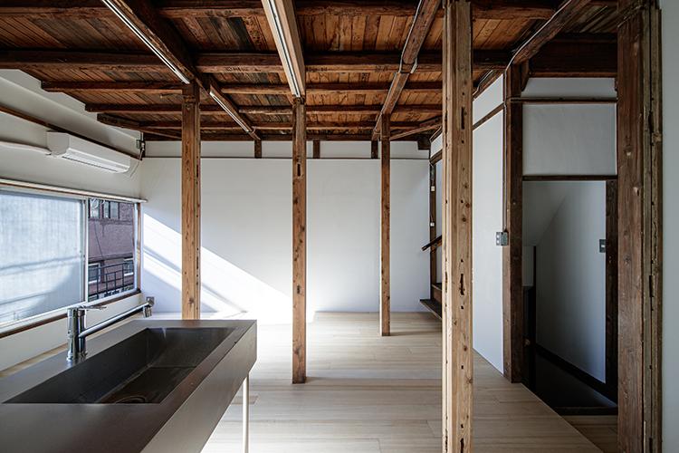 台東区日本堤の賃貸物件/リビング。にょきにょきとした木の柱がかっこいい