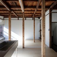 台東区日本堤の賃貸物件/リビング。にょきにょきとした木の柱がかっこいい