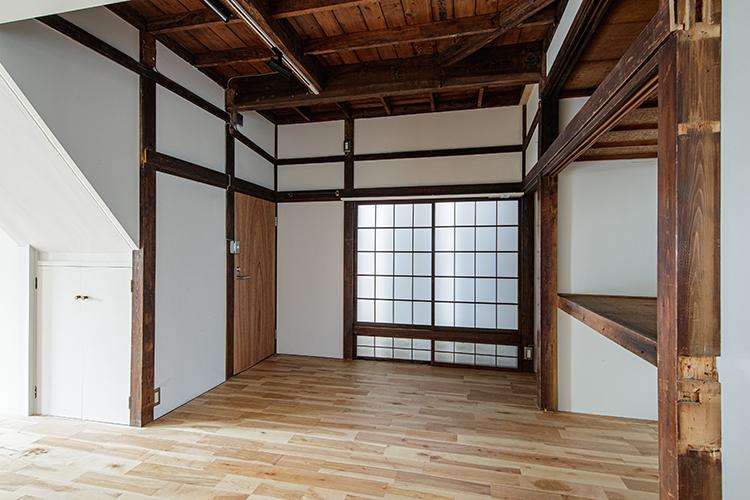 台東区日本堤の賃貸物件/1階。左手の扉の先に、もう一つの入口と2階に上がる階段がある