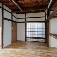 台東区日本堤の賃貸物件/1階。左手の扉の先に、もう一つの入口と2階に上がる階段がある