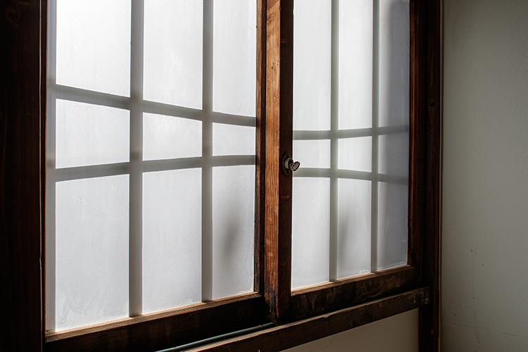台東区日本堤の賃貸物件/木製の建具が多く残り、レトロな感じ。隙間や傷みがある部分もあるのはご愛嬌