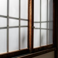 台東区日本堤の賃貸物件/木製の建具が多く残り、レトロな感じ。隙間や傷みがある部分もあるのはご愛嬌