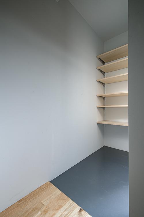 台東区日本堤の賃貸物件/玄関は2カ所。こちらは住宅用の玄関