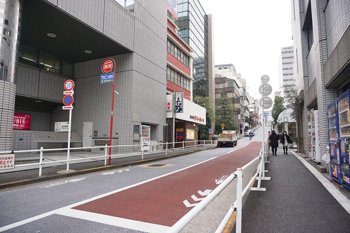 ゆるい坂を1分上ったところに当物件がある。道中には「スターバックス」がある