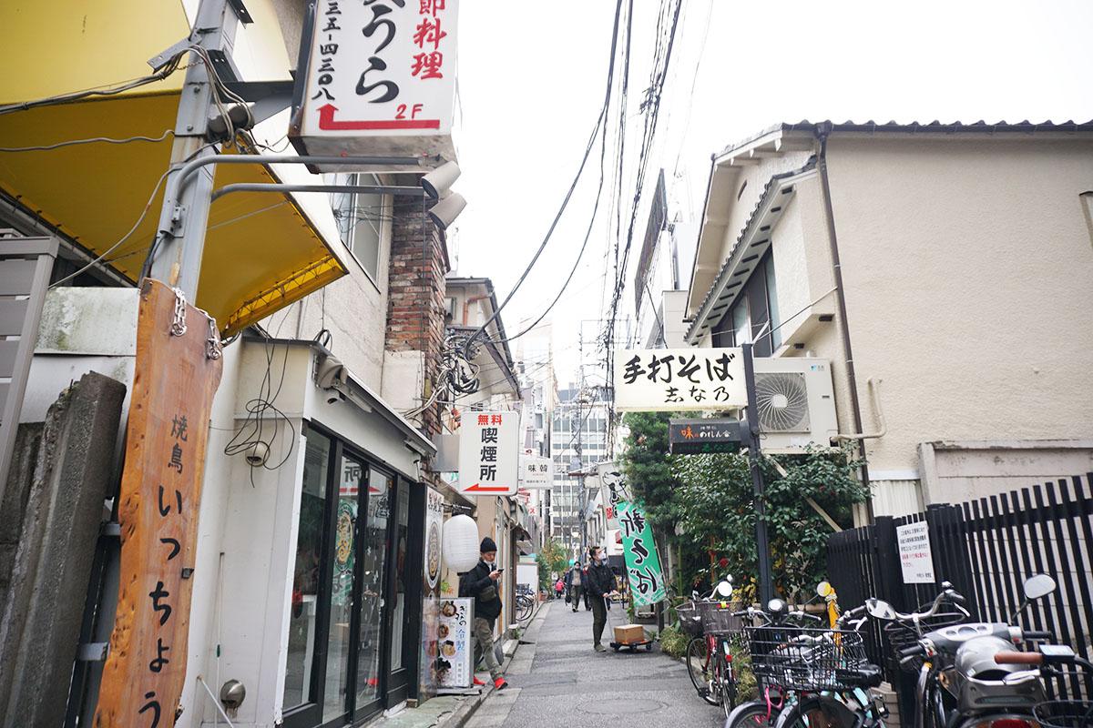 飯田橋駅周辺はしぶ〜い路地がいくつか残っている