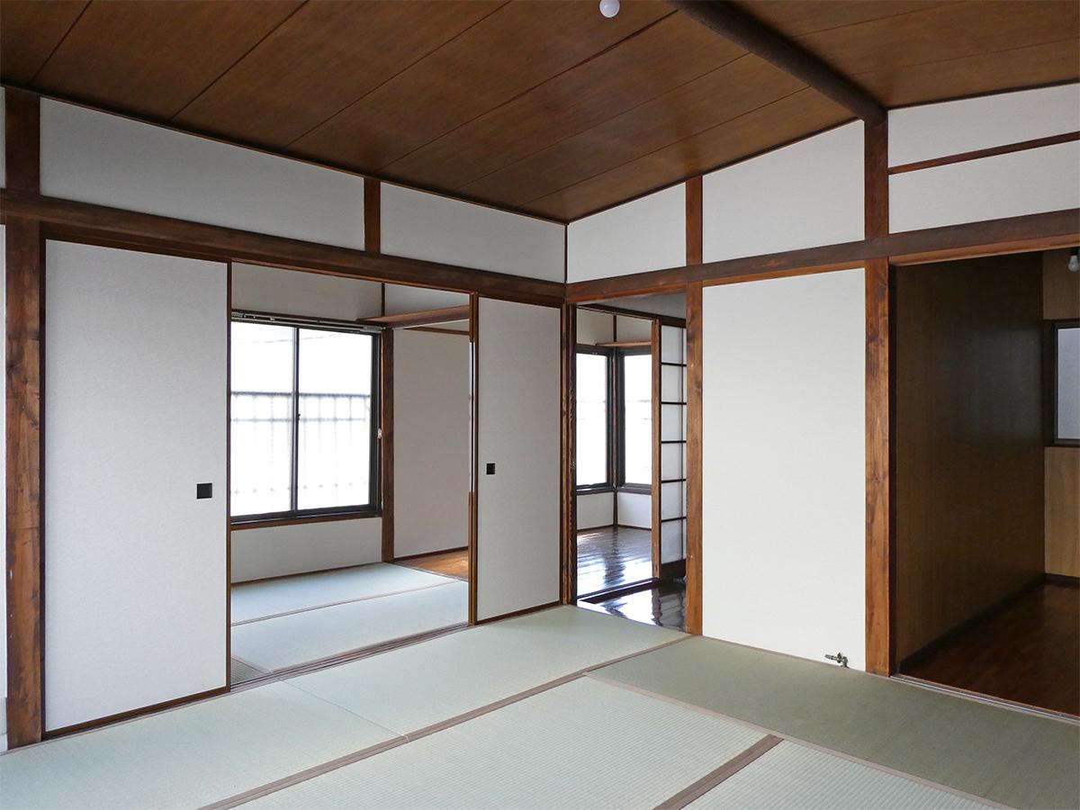 2階:8畳+3畳の和室と、3畳の洋室。写真右手奥はクローゼット