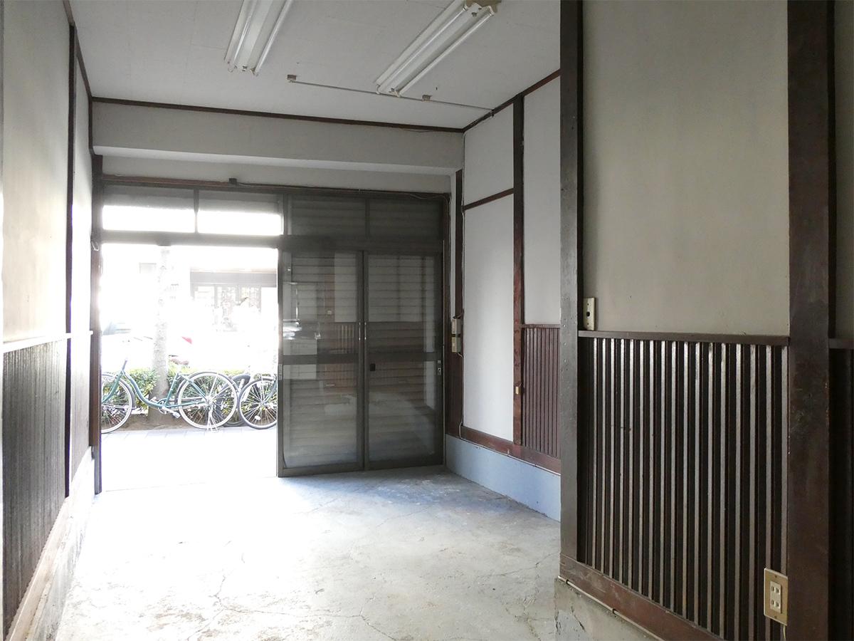 1階:土間部分を南側から。ドアは全面ガラスの引き戸