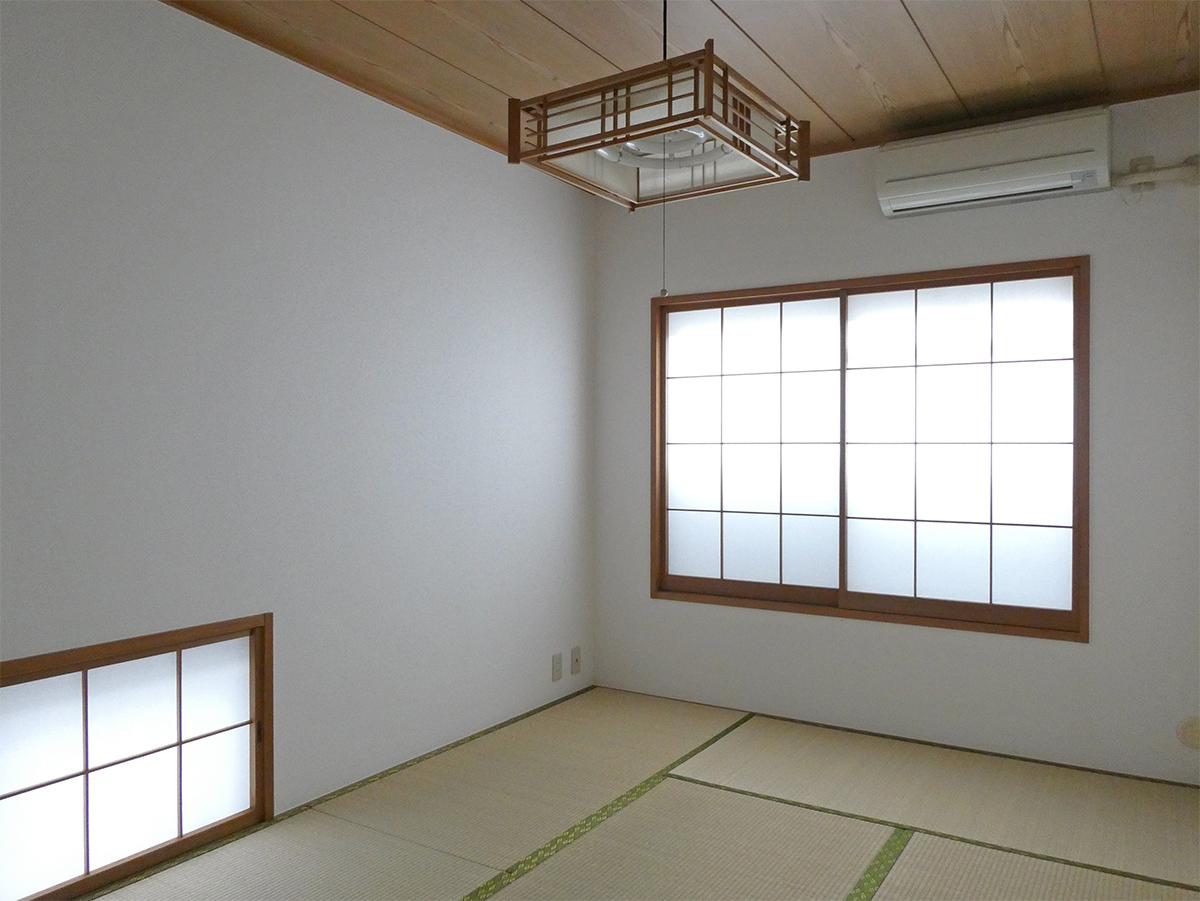 南側、6畳の和室。障子のおかげでやさしい光