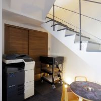 目黒区下目黒の賃貸物件/階段下には複合機、レーザーカッターを配置