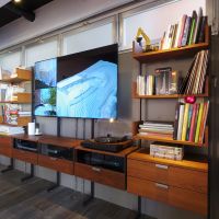 目黒区下目黒の賃貸物件/65インチのOLEDテレビで会議やプレゼンが可能。レコードプレーヤーもあるので、お気に入りのレコードを持ち込んでみては？