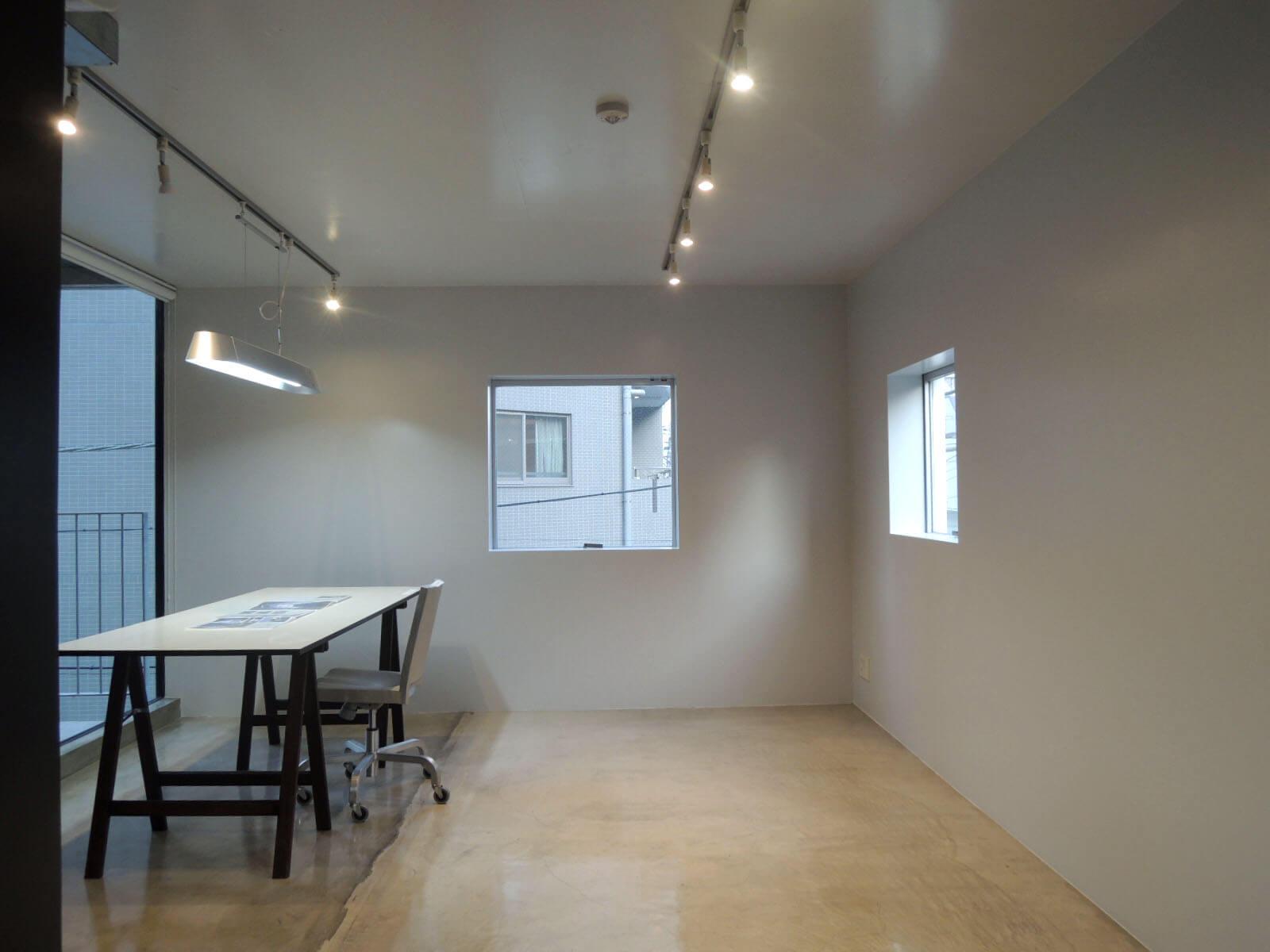もうひとつのテラスからのぞく、ミーティング部屋にもちょうどよい