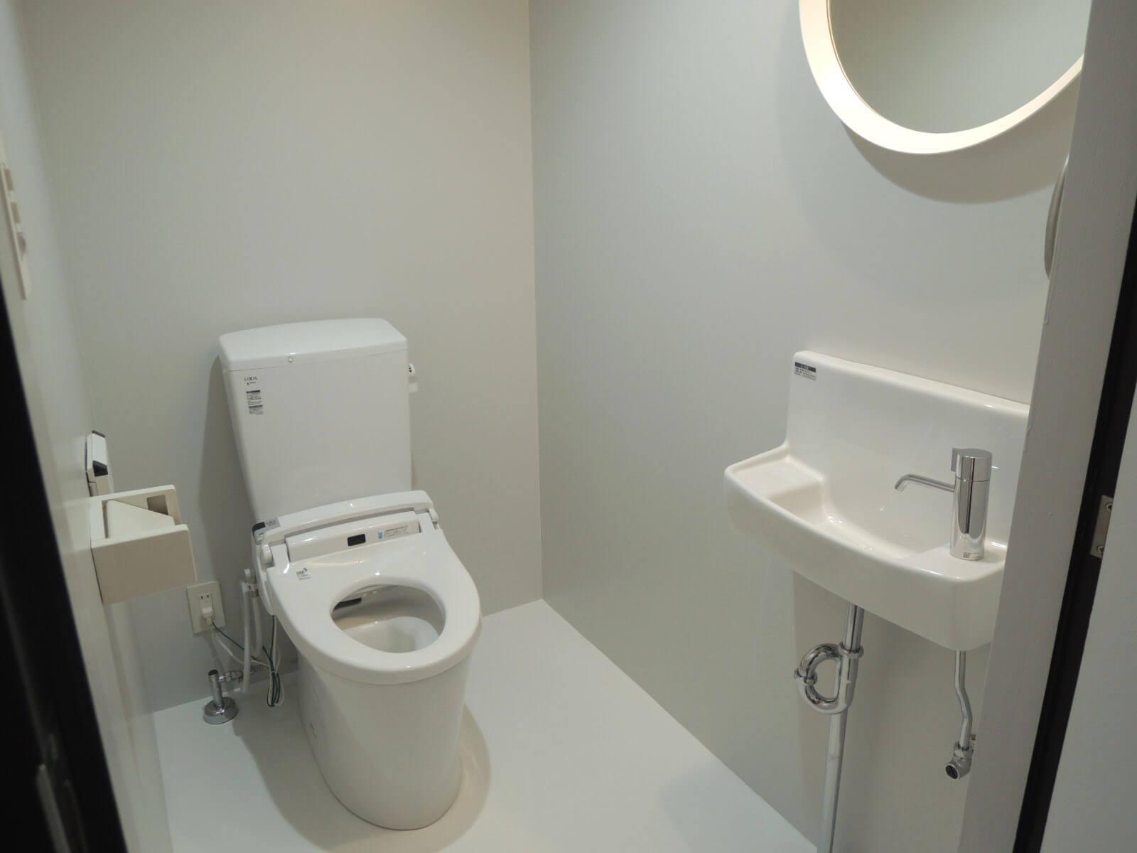 キッチンに続いて、おとなりのトイレ内も真っ白