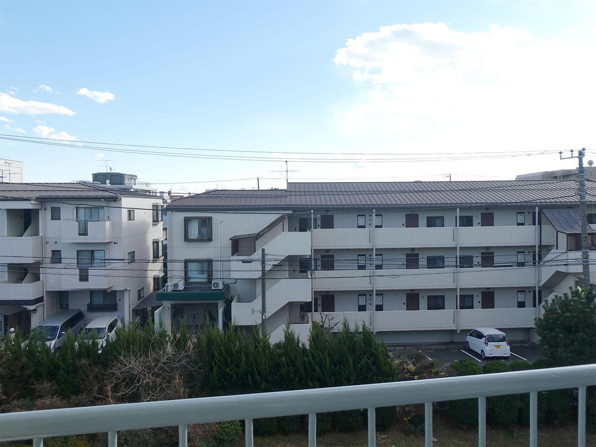 世田谷区弦巻の賃貸物件/バルコニーからの眺め。目の前は畑です