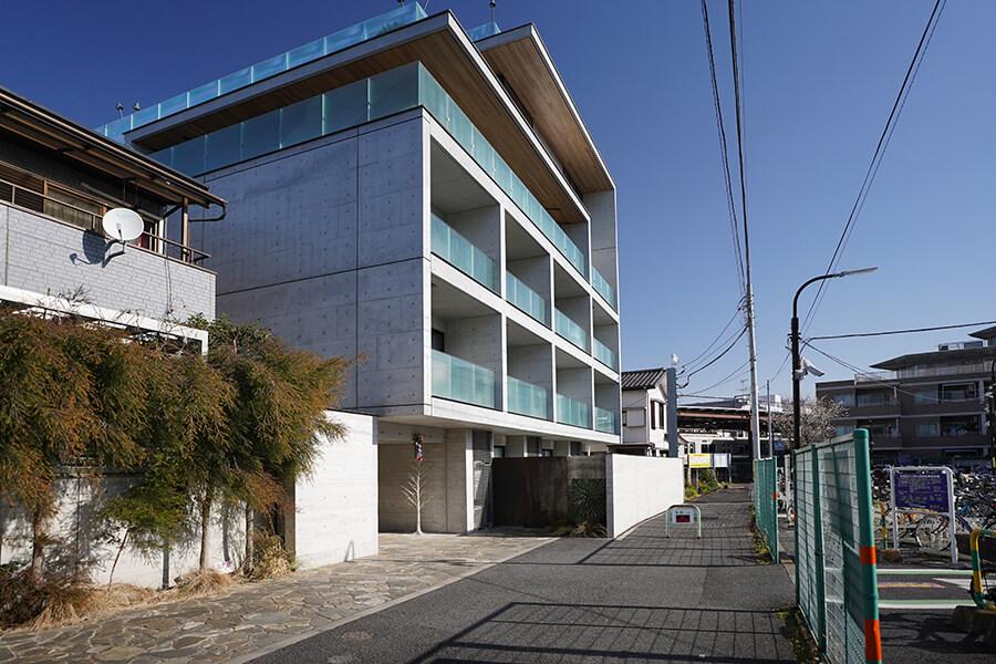 杉並区久我山の賃貸物件/シャープなデザインの建物です