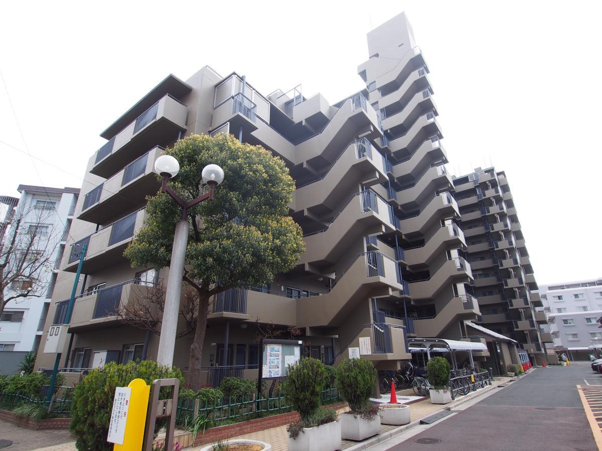 外観。世帯数は103戸と大きめな規模のマンション