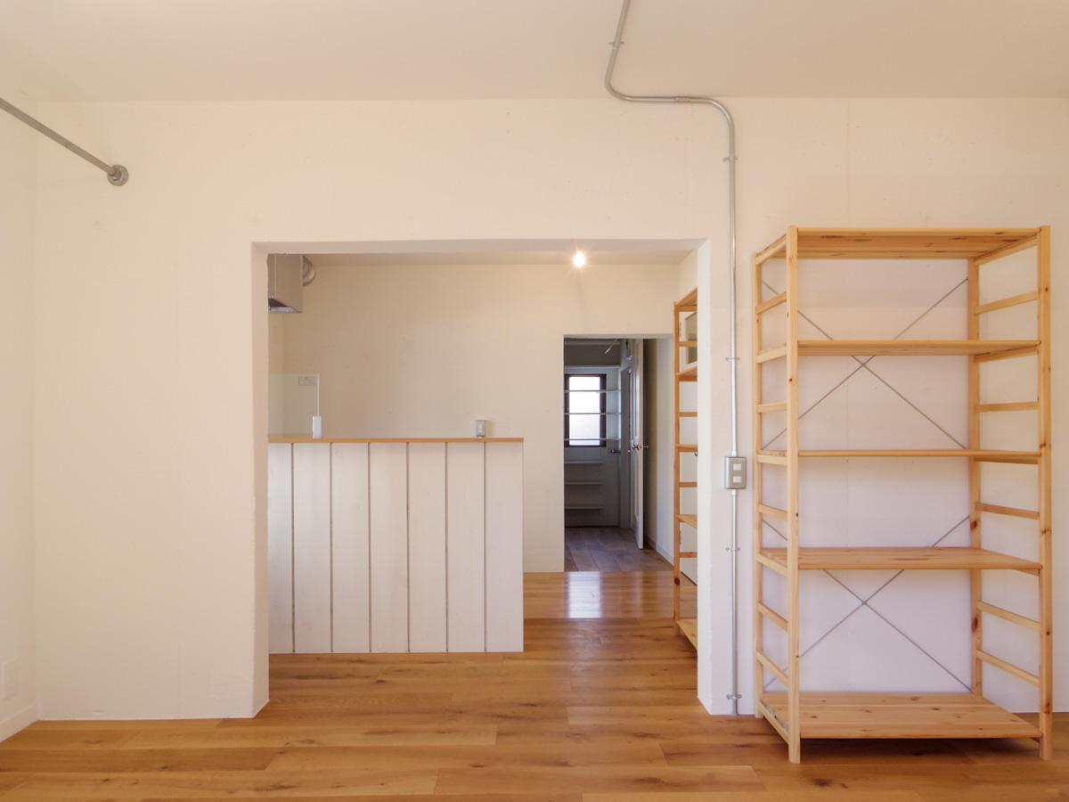 品川区戸越の賃貸物件/バルコニー側から見た室内。窓からのやさしい光で明るい