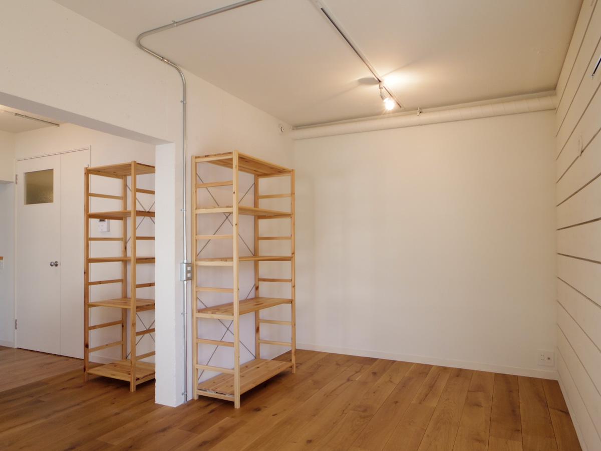 品川区戸越の賃貸物件/備え付けの棚は移動可能。寝室に配置してリビングを広く使っても良いかも