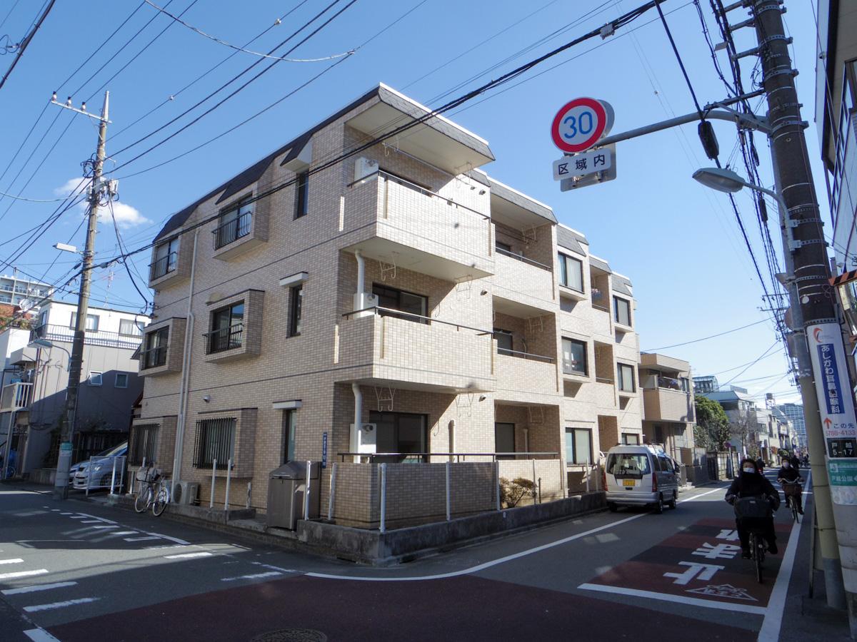 品川区戸越の賃貸物件/角地に立つマンション。手前の2階角部屋が今回の区画