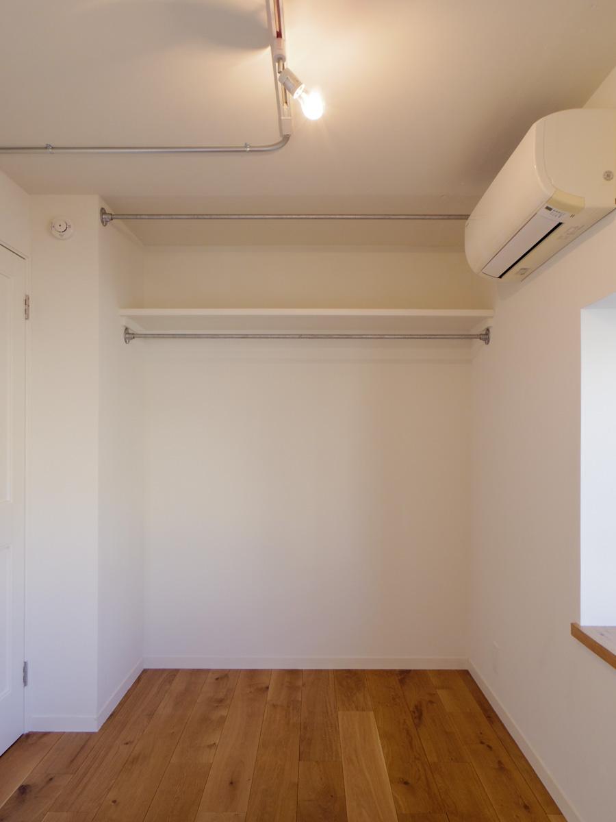 品川区戸越の賃貸物件/寝室の収納。扉は付いていないものの、隠せるようにハンガーパイプが取り付けられている
