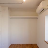 品川区戸越の賃貸物件/寝室の収納。扉は付いていないものの、隠せるようにハンガーパイプが取り付けられている