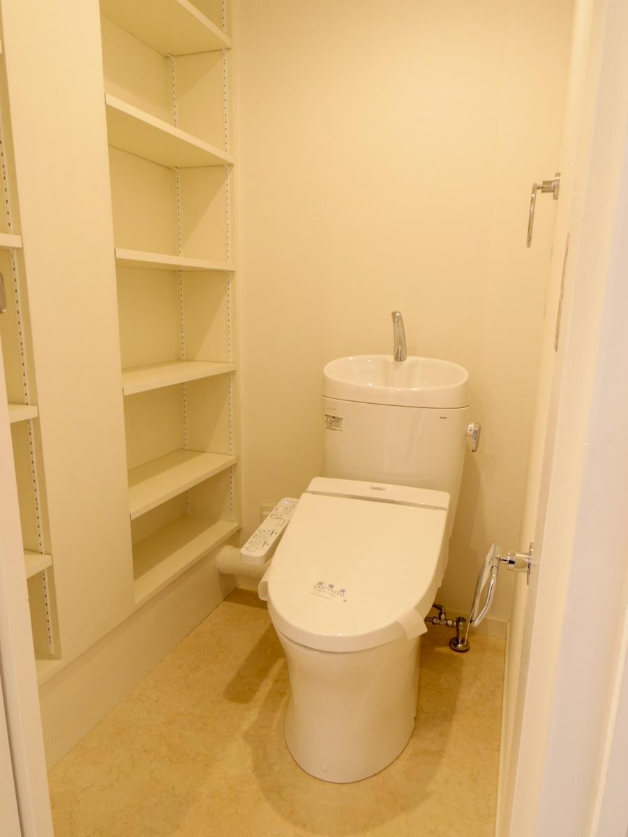 品川区戸越の賃貸物件/トイレには棚が備え付け