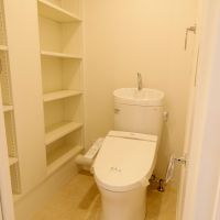 品川区戸越の賃貸物件/トイレには棚が備え付け