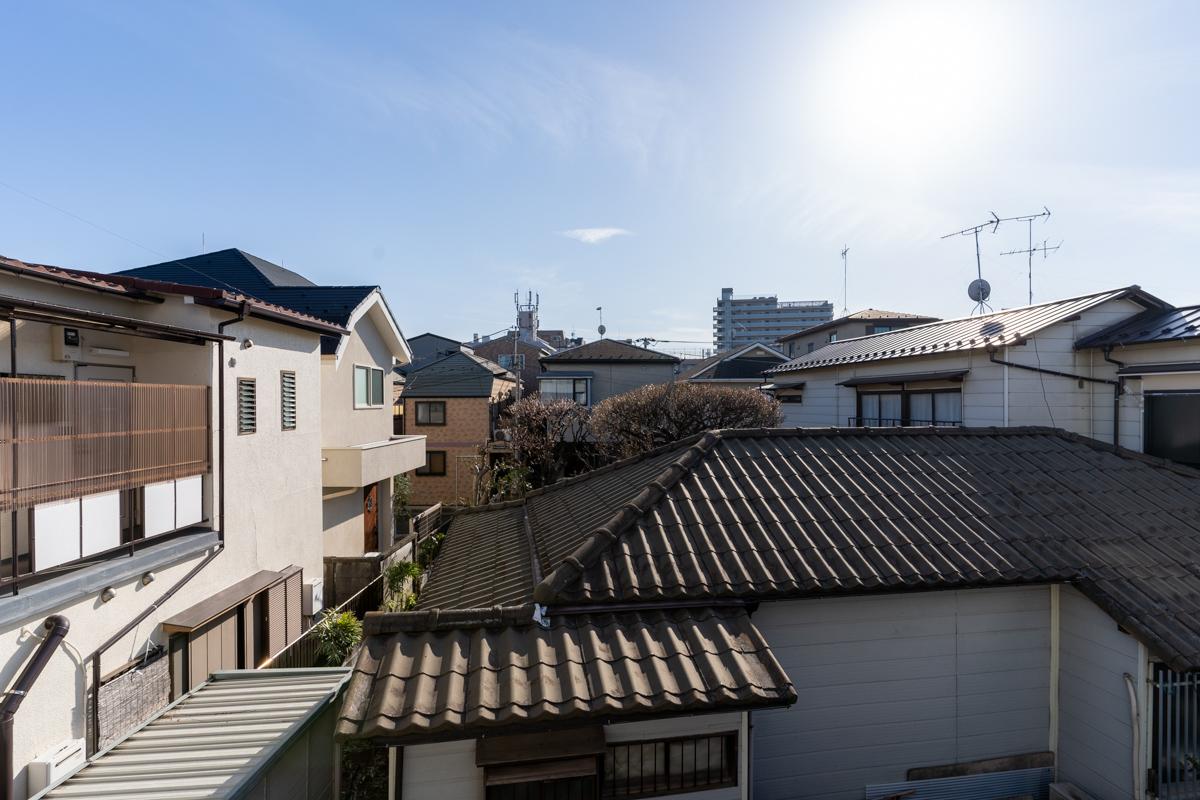 奥の窓からの眺め。2階でも見晴らしがいいのが特徴