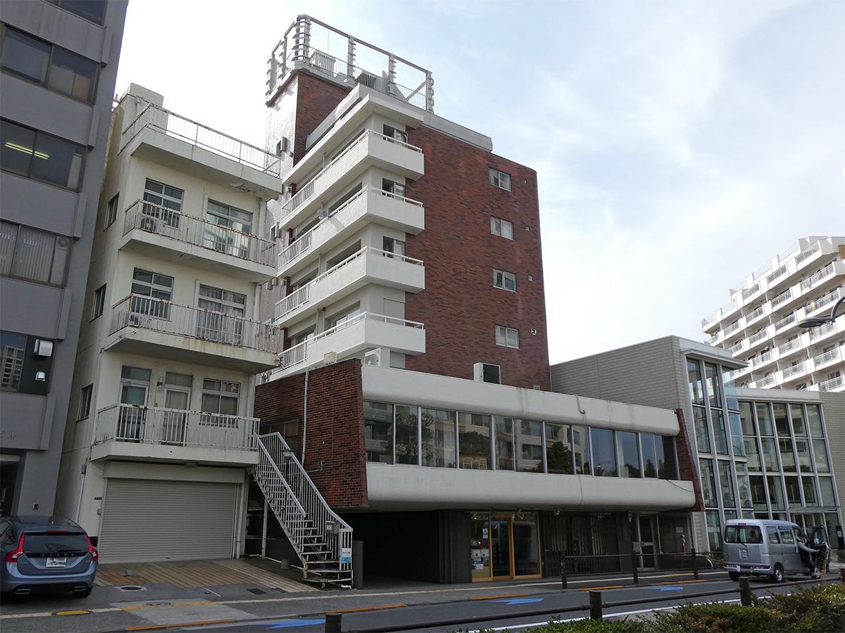 港区赤坂の賃貸物件/薬研坂の中腹に、ずしりとそびえたつレトロマンション