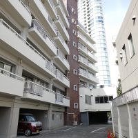 港区赤坂の賃貸物件/外観。奥に駐輪場とバイク置き場がある