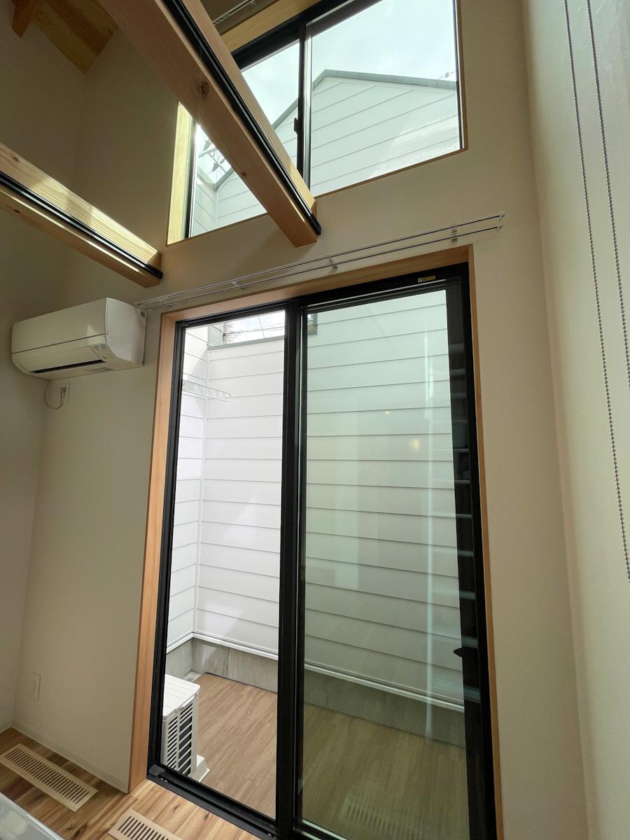 川崎市多摩区栗谷の賃貸物件/オーナーこだわりのプライペートテラス。外からの視界を遮りつつ、外の空気を楽しめるスペース