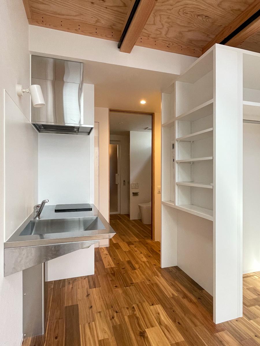 川崎市多摩区栗谷の賃貸物件/キッチンはステンレスでスタイリッシュ。背面の棚に器や調味料を置ける