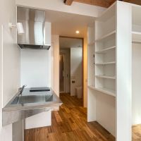 川崎市多摩区栗谷の賃貸物件/キッチンはステンレスでスタイリッシュ。背面の棚に器や調味料を置ける