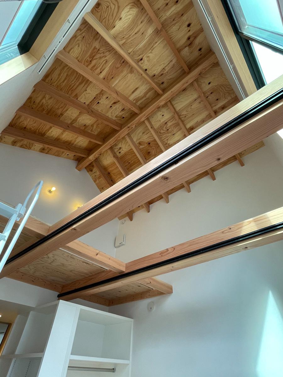 川崎市多摩区栗谷の賃貸物件/梁にはライティングレールが設置済み。お好きな照明をご用意いただけたら