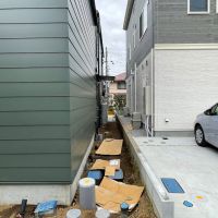 川崎市多摩区栗谷の賃貸物件/玄関は建物右側に。建築時の写真のため未完成ですが、現在は玄関までのアプローチはコンクリート敷き