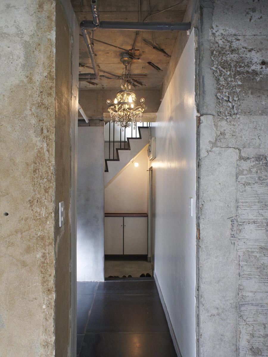 港区西新橋の賃貸物件/3階：細い通路の先に玄関と階段。左手に水回りがまとまっています