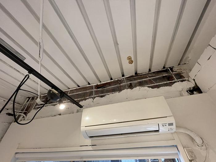 中央区日本橋横山町の賃貸物件/エアコン上部の茶色いシミあたりから少量雨漏りがあります。大掛かりな改修による修繕は予定していないため、ご理解の上ご利用いただく形になります