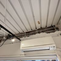 中央区日本橋横山町の賃貸物件/エアコン上部の茶色いシミあたりから少量雨漏りがあります。大掛かりな改修による修繕は予定していないため、ご理解の上ご利用いただく形になります