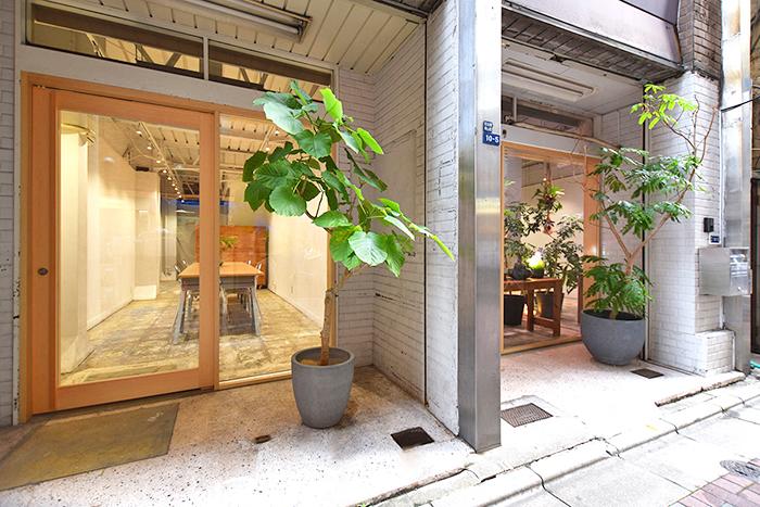 中央区日本橋横山町の賃貸物件/建物入口。木製のガラスサッシが素敵な雰囲気