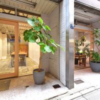 中央区日本橋横山町の賃貸物件/建物入口。木製のガラスサッシが素敵な雰囲気