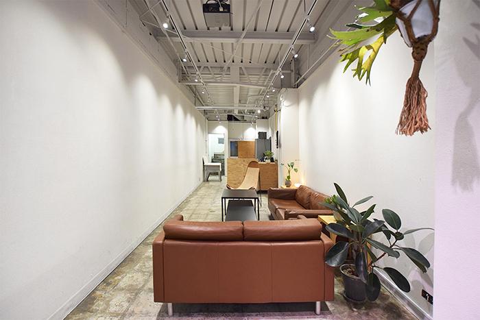 中央区日本橋横山町の賃貸物件/建物1階にあるレンタルスペース。ソファやテーブル、プロジェクターやスクリーンが置かれている