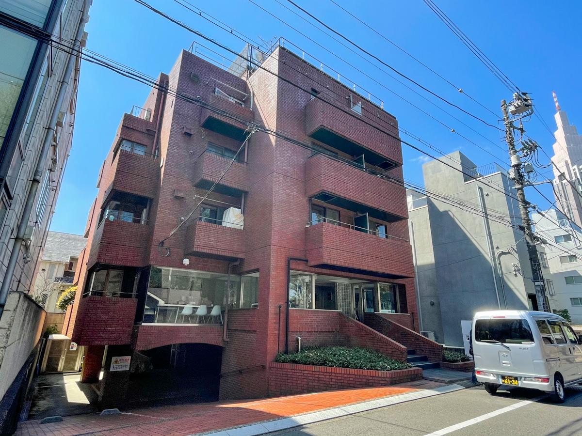 渋谷区千駄ヶ谷の賃貸物件/新宿御苑前に立つ建物。前面道路は人通りもなく静か