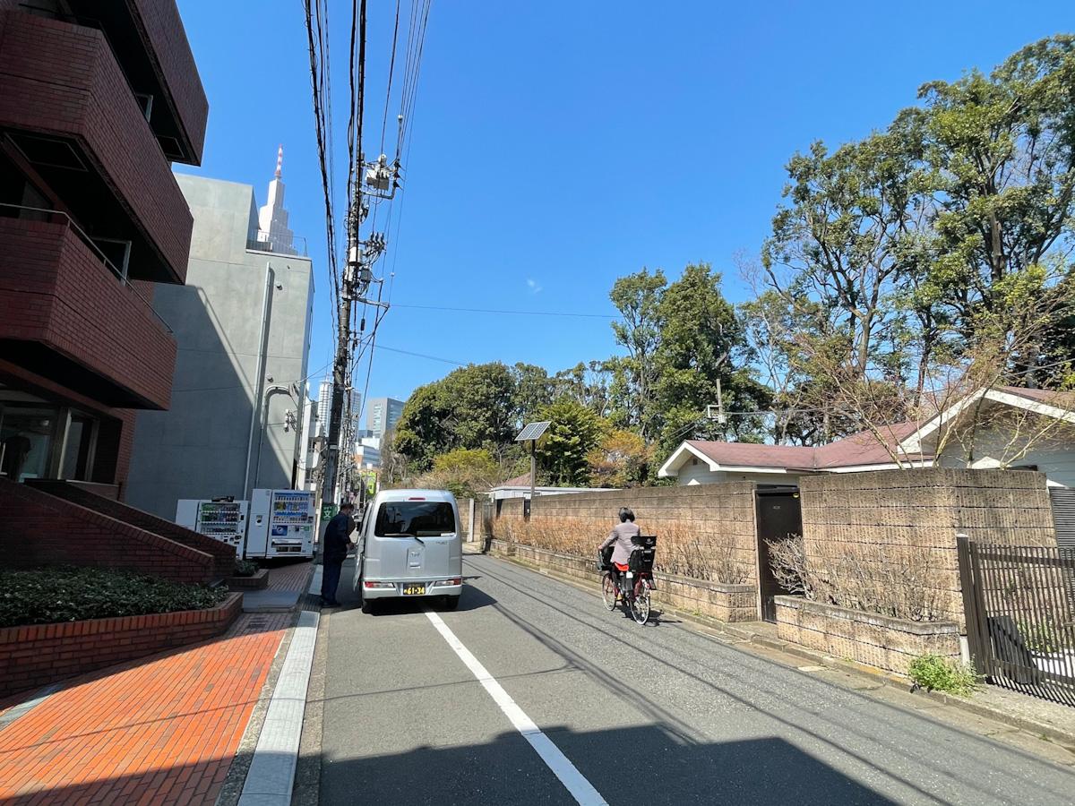 渋谷区千駄ヶ谷の賃貸物件/前面道路。すぐ目の前には新宿御苑