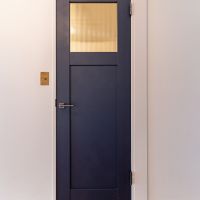 港区南麻布の賃貸物件/可愛らしい脱衣所へ通じる扉