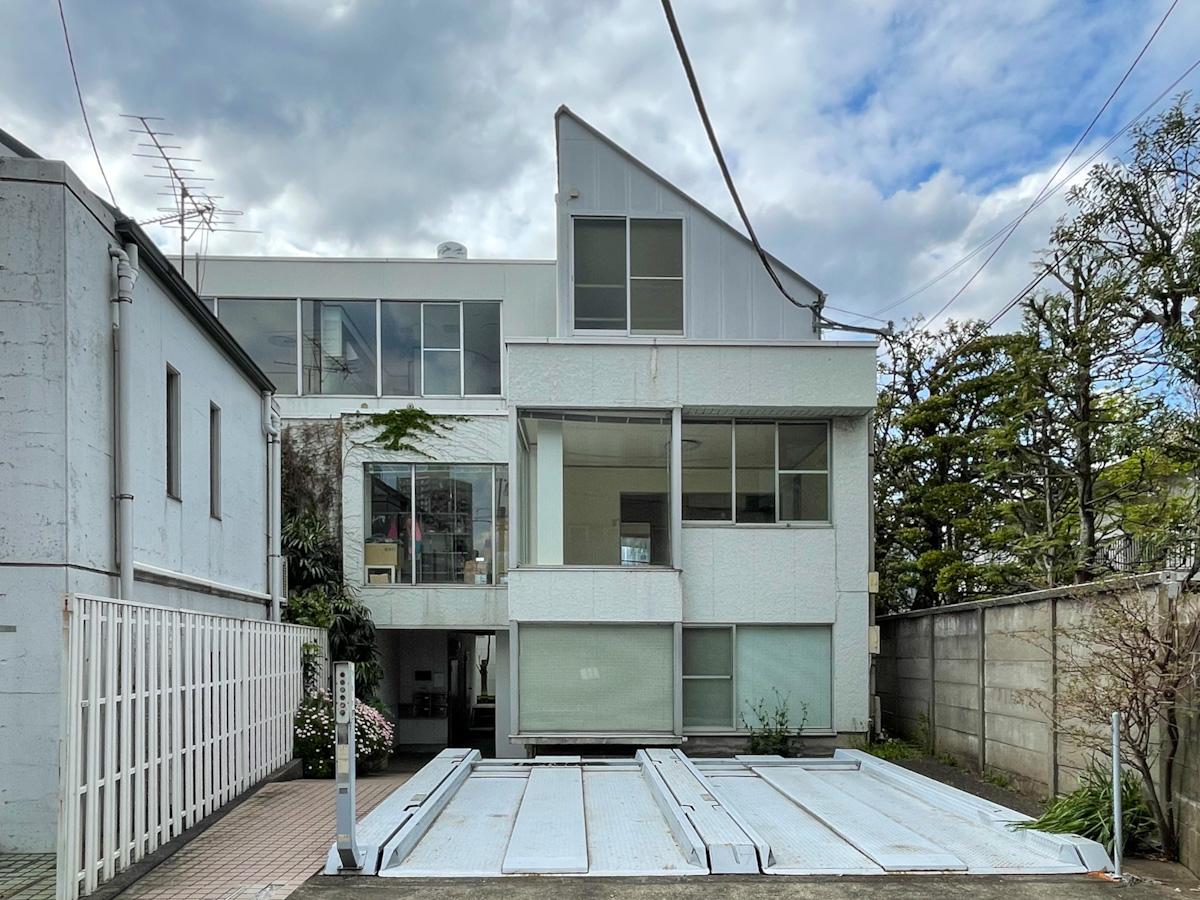渋谷区神宮前の賃貸物件/くすんだ白い外壁がレトロな雰囲気をかもしだす建物。通りからも目立つ大きなガラス面
