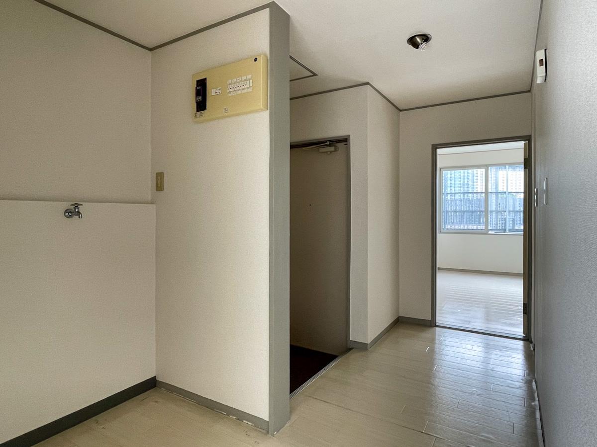 渋谷区神宮前の賃貸物件/廊下で二つの部屋に区切られているので、来客スペース、執務室と分けやすい