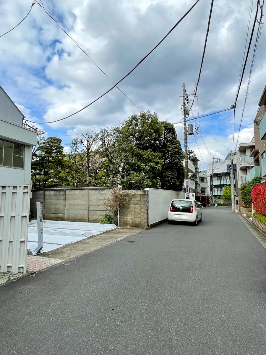 渋谷区神宮前の賃貸物件/前面道路の雰囲気。周辺は静かな住宅街
