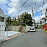 渋谷区神宮前の賃貸物件/前面道路の雰囲気。周辺は静かな住宅街