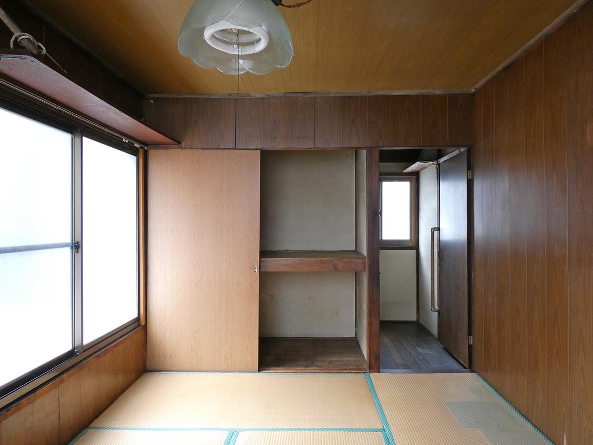 2階を南側より。左の窓を開けるとベランダへ出ます