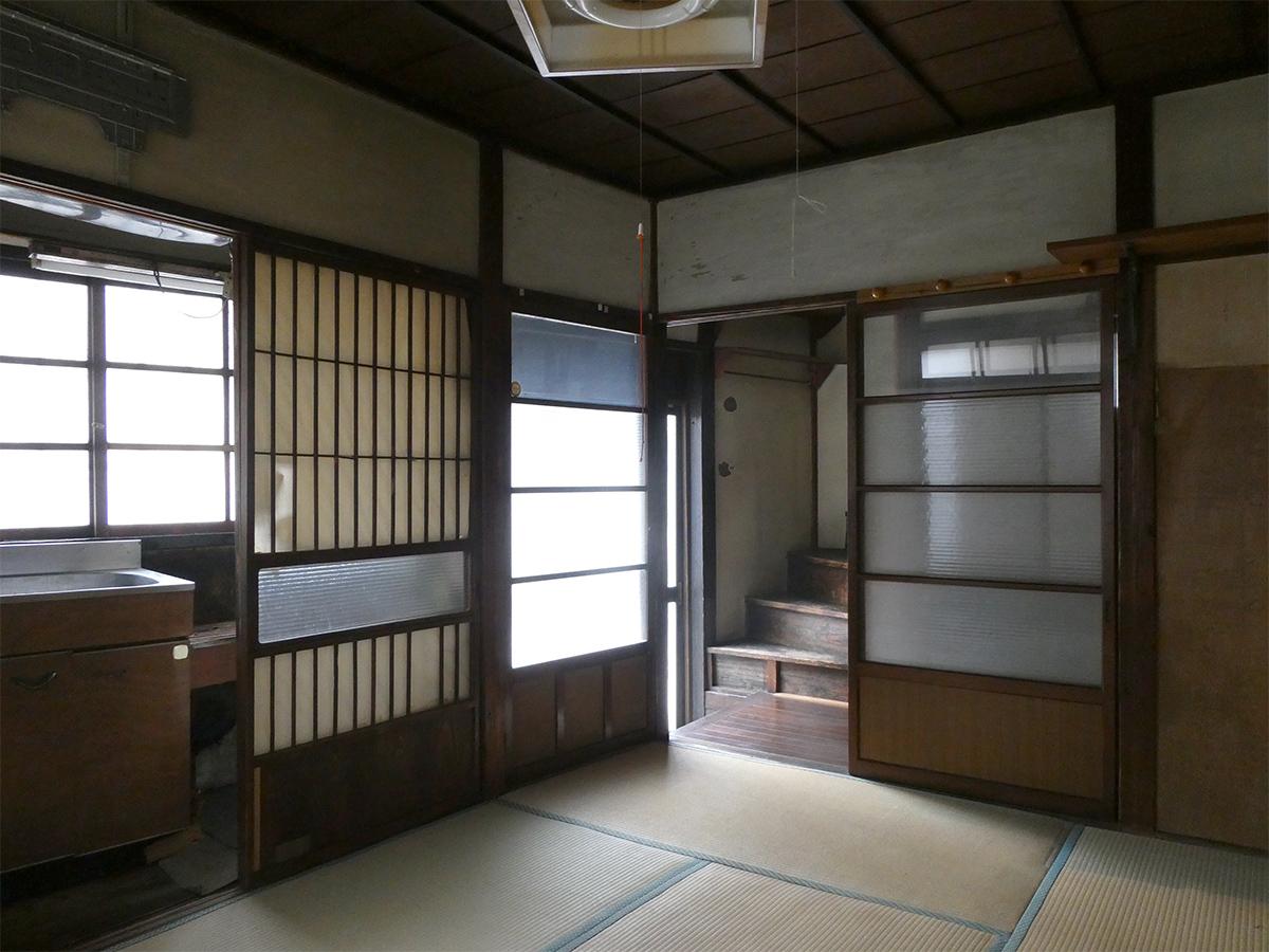 1階。逆光ですが、キッチンは西側に小さくまとまっています